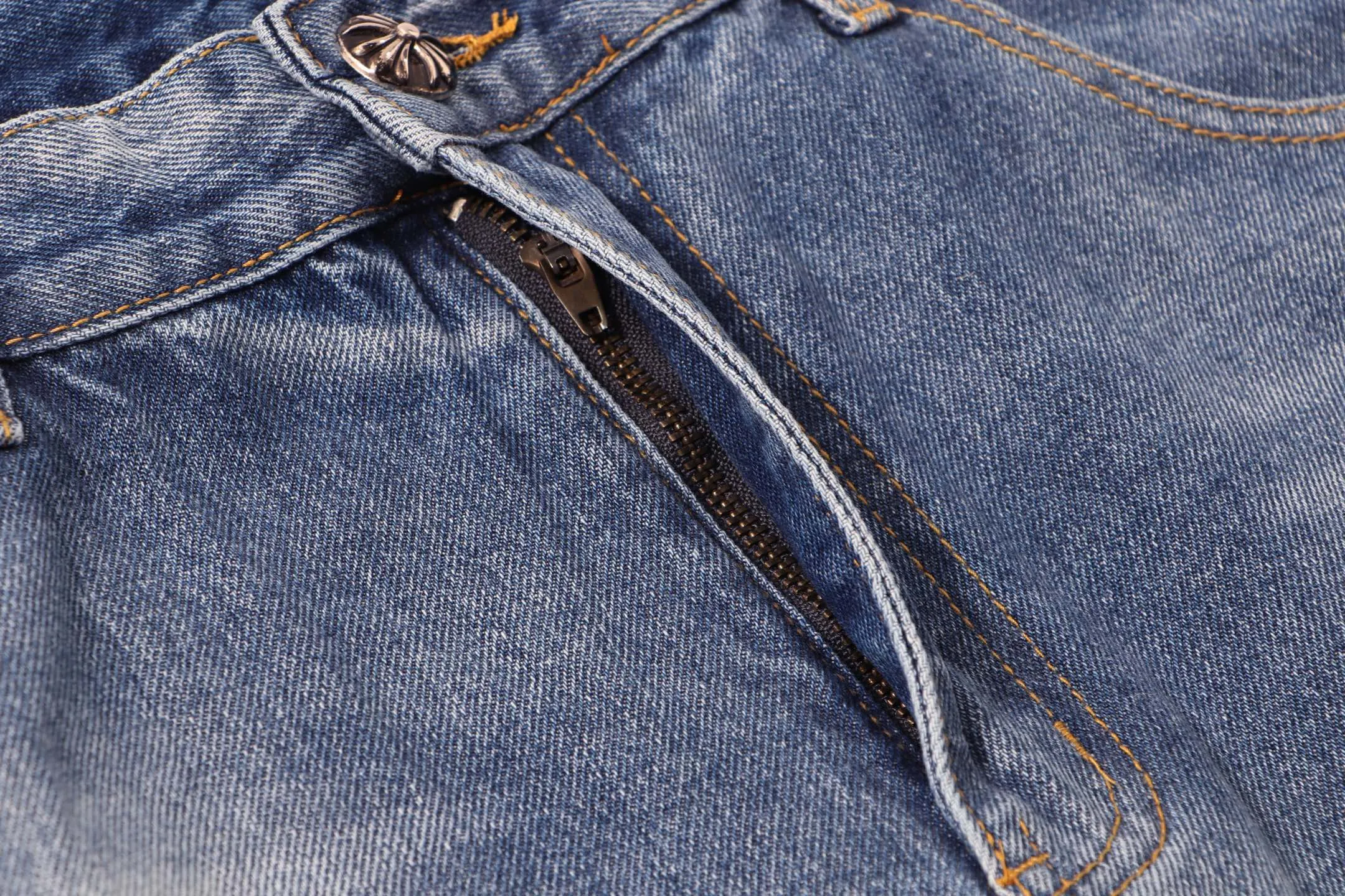 P240 Style No.: H96 Croxin & 𝐂𝐡𝐫𝐨𝐦𝐞 𝐇𝐞𝐚𝐫𝐭 Pingtai SS25 blue butterfly print jeans. Styles with different wash textures are very friendly to people with thin legs. The slightly flared version perfectly modifies the leg shape. The timeless and moderate length makes it easy to match and match. It is the basis for various styles and is a must-have in your wardrobe! The fabric is stiff but also makes the upper body soft without losing texture. The washing process is even more perfect. It is a must-have item for everyone! ! ! Washed wheat, hang tag, pants label, three labels complete Color: blue Size: 28-30-32-34